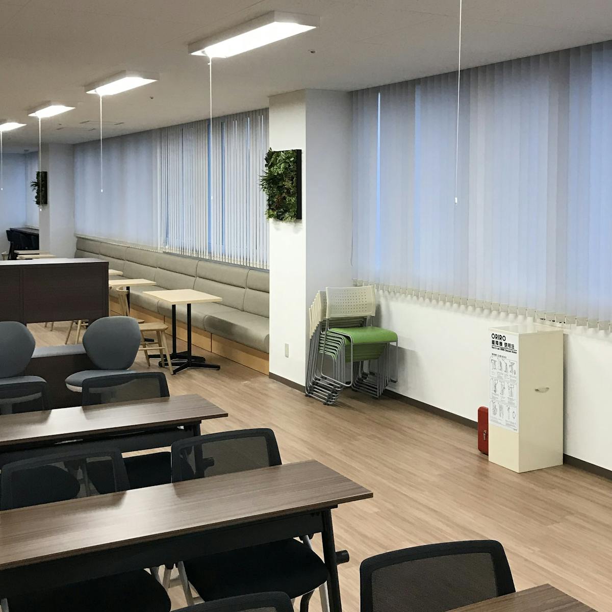 オフィスビルの会議スペース　グリーンパネル使用事例3