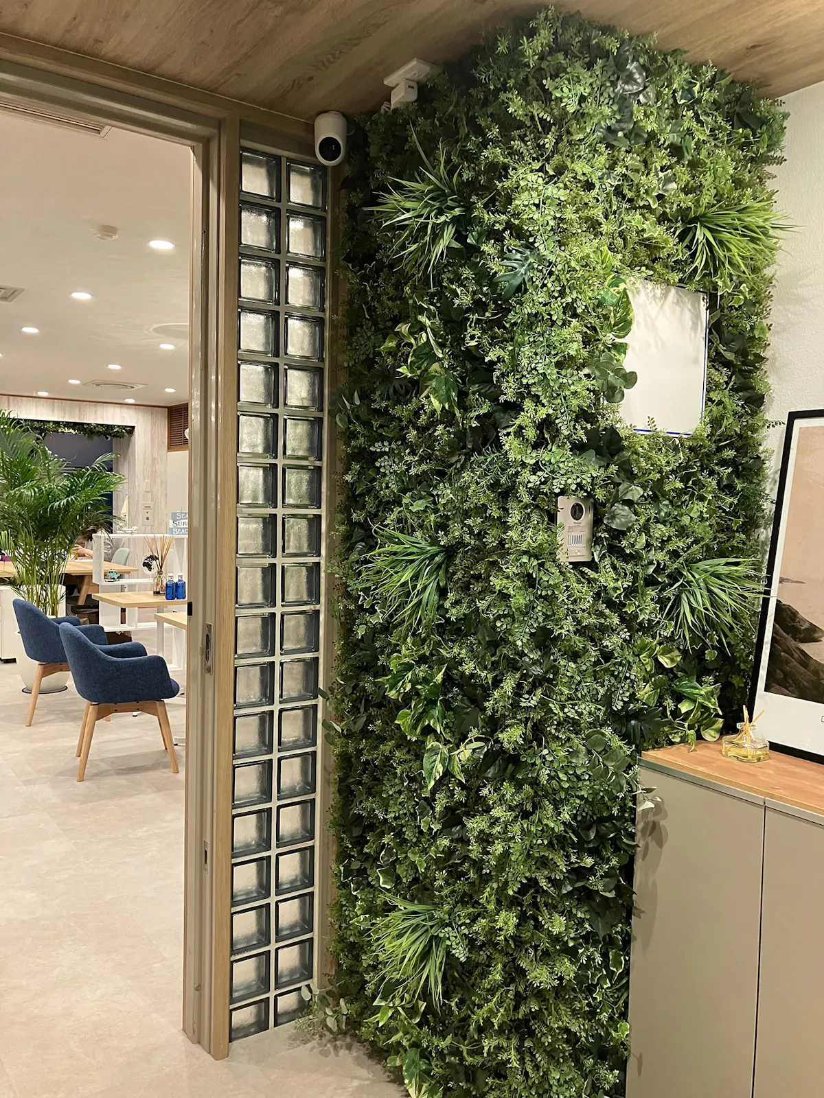 オフィス 休憩室 フェイクグリーン 施工事例｜グリーンモード.jp 