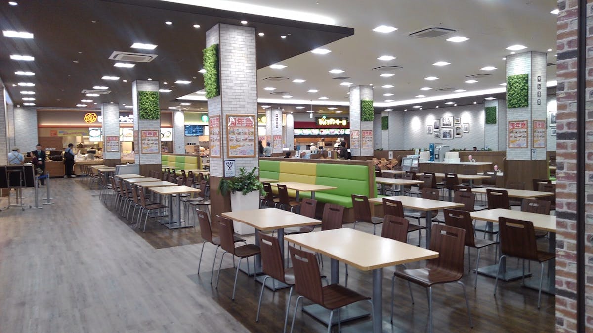 フードコート グリーンパネル使用事例3