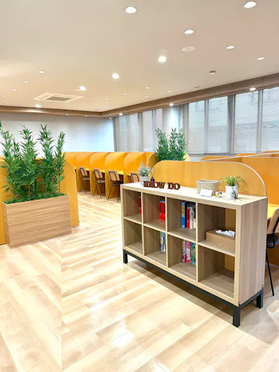 【学習塾の施工例】自習室の間仕切りとして高さのある樹木パーテーションを採用いただきました