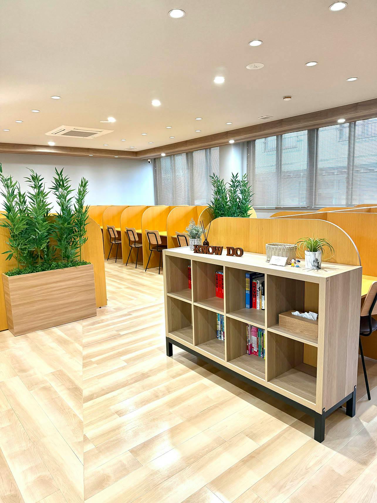 学習塾の施工例】自習室の間仕切りとして高さのある樹木パーテーション