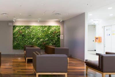 【オフィスビルの施工事例】リフレッシュスペースらしく、癒しや安らぎを与える空間に変わりました。