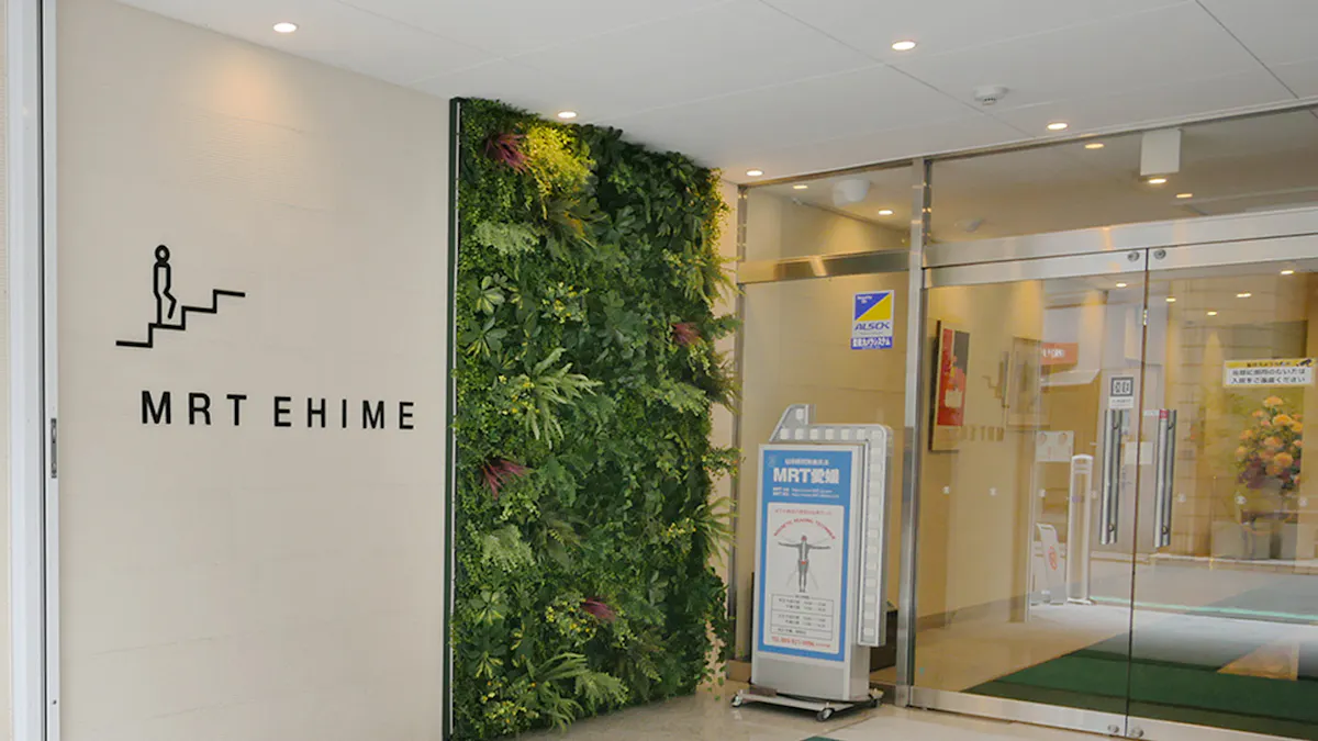 オフィスビルのエントランスの施工事例 フェイクグリーンの専門店 グリーンモード