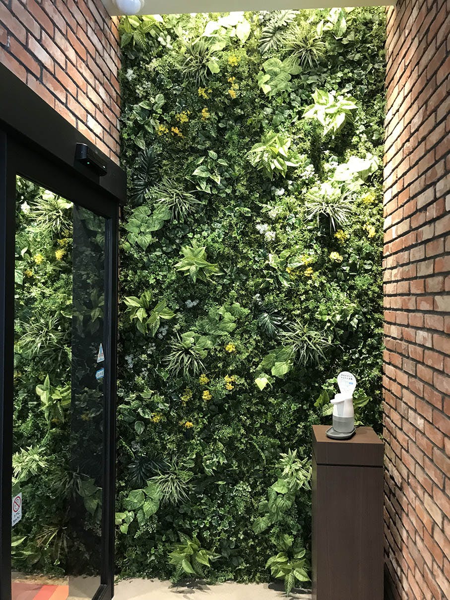 エントランス 壁面緑化 施工事例｜フェイクグリーン専門店 グリーンモード