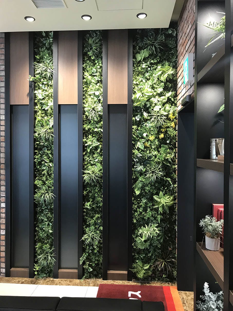 エントランス 壁面緑化 施工事例｜フェイクグリーン専門店 グリーンモード