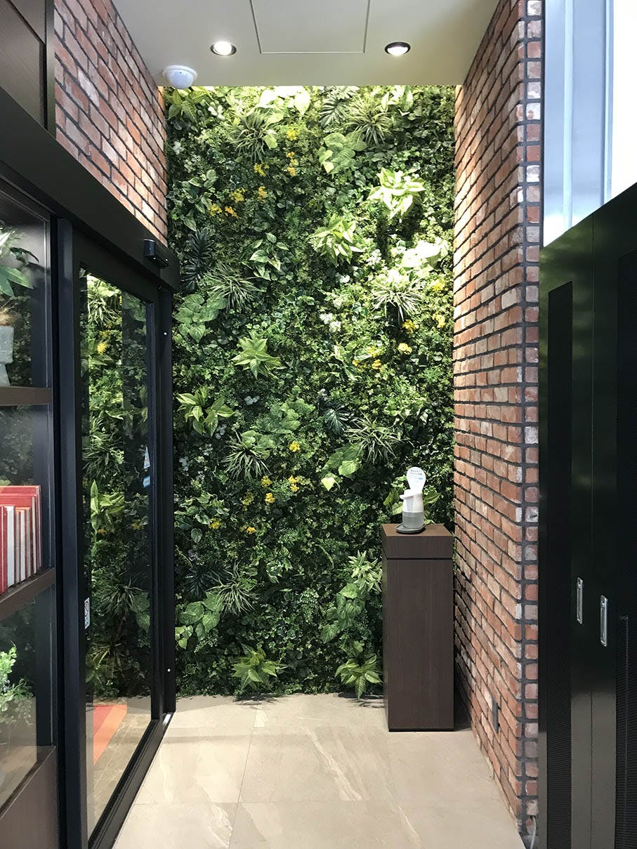 エントランス 壁面緑化 施工事例｜フェイクグリーン専門店 グリーンモード