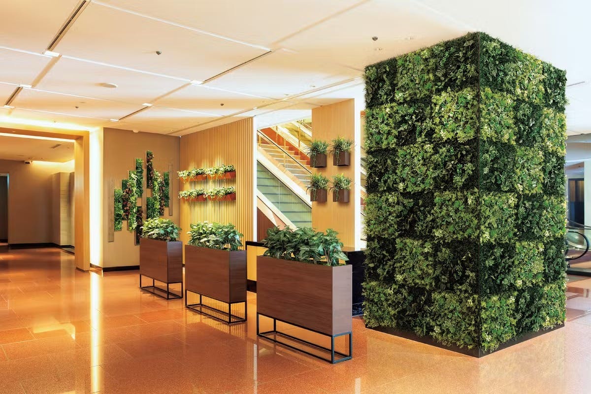 フェイクグリーンの壁面緑化の柱まき事例