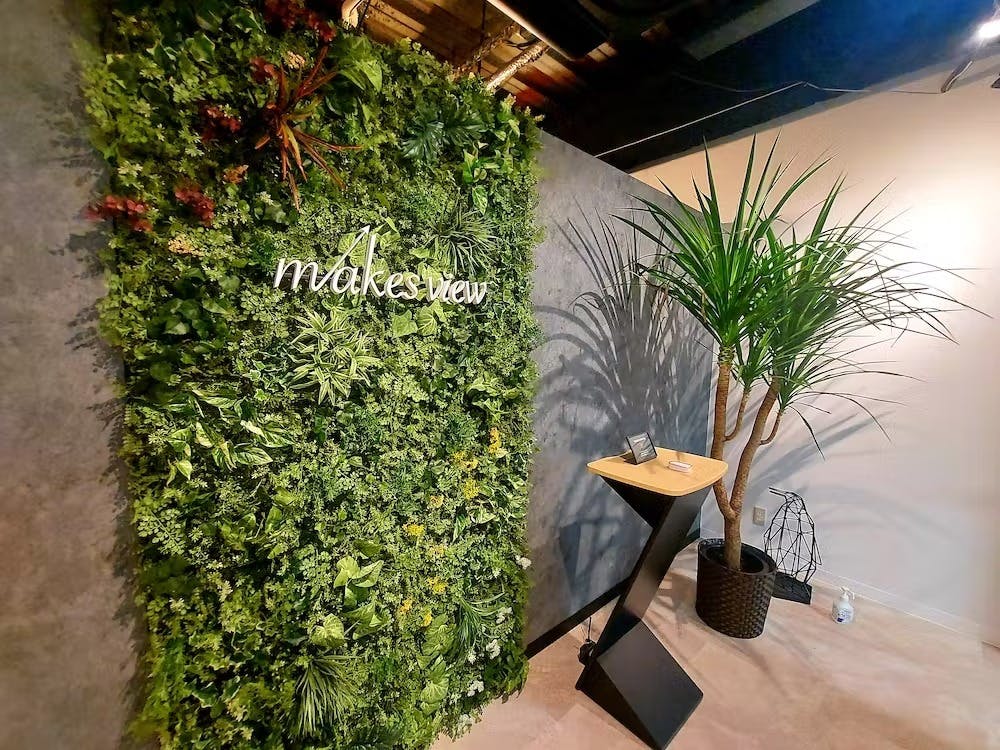 フェイクグリーンの壁面緑化のサイン組み合わせ