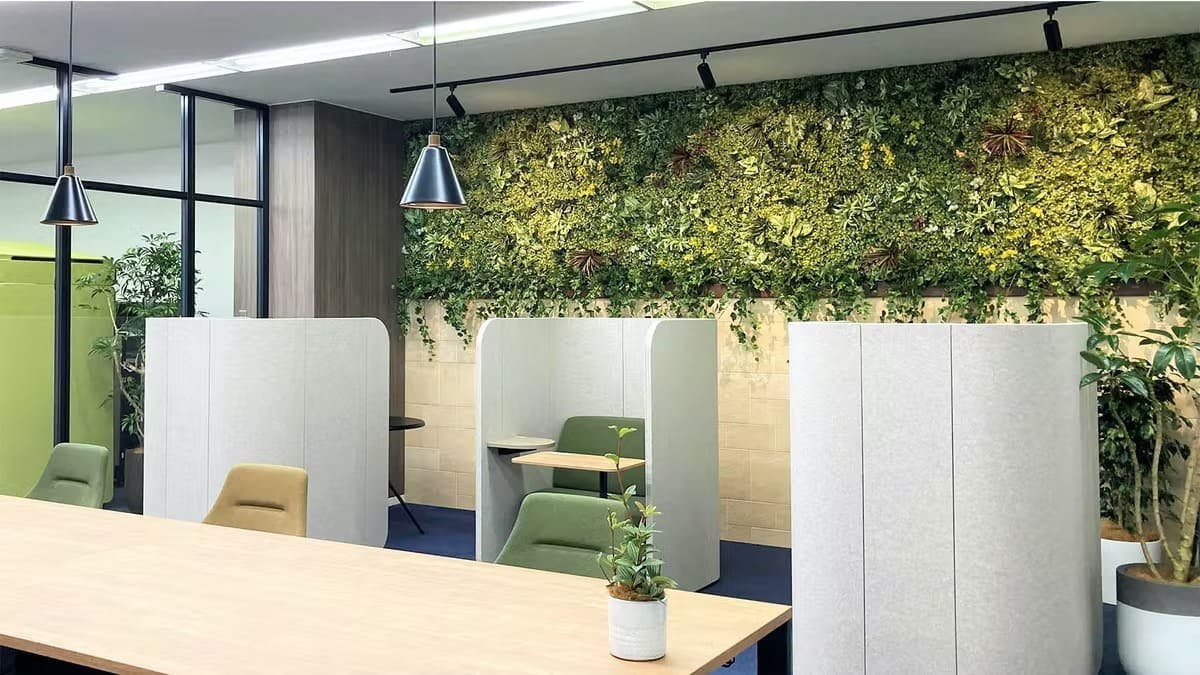 オフィスに自然を取り入れた「バイオフィリックデザイン」