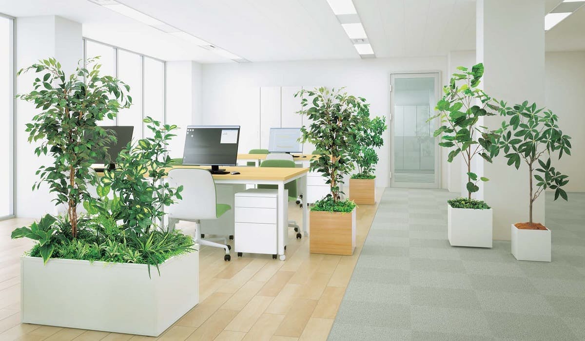デスク・柱回り_人工樹木使用例