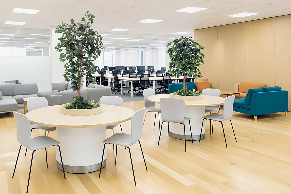 人工樹木「テーブル樹木」の設置事例　オフィス