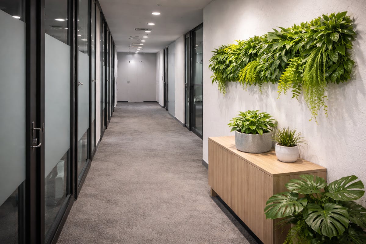 オフィス　フェイクグリーン　廊下