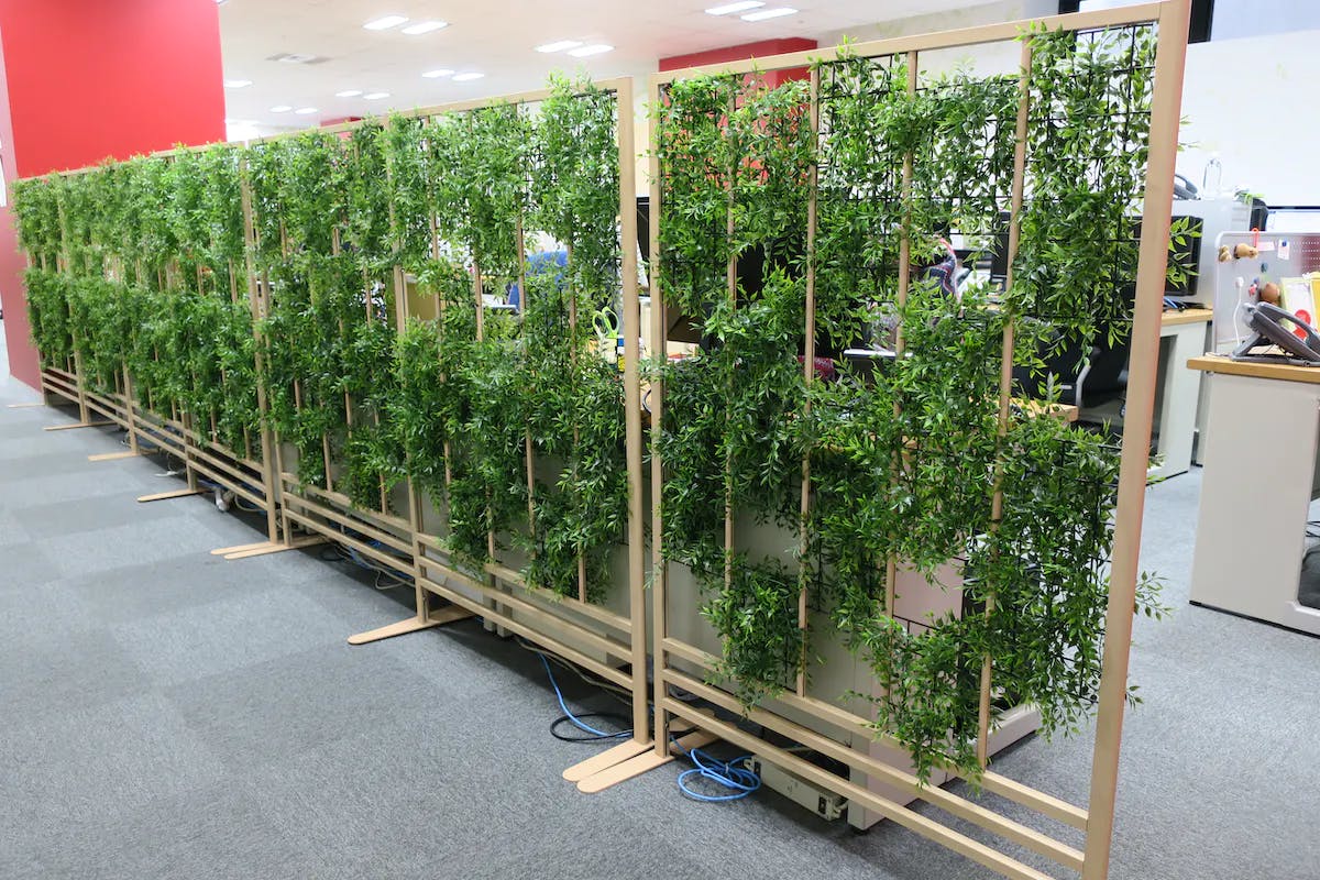 オフィス　フェイクグリーン　パーテーション