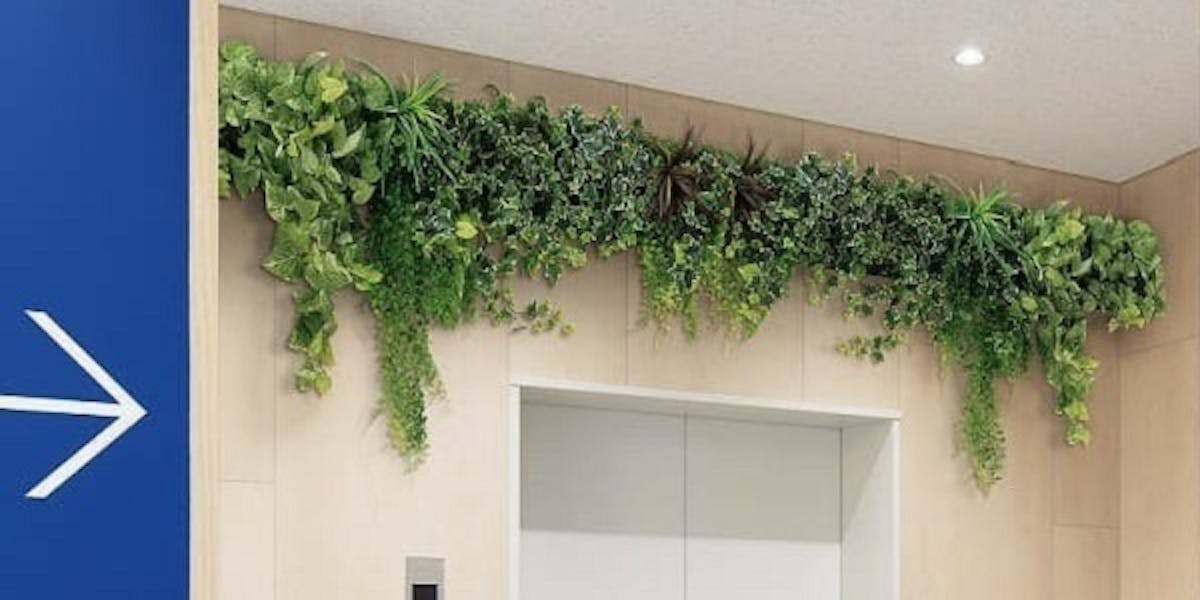 フェイクグリーンの壁面緑化。しだれ感を演出するタイプ