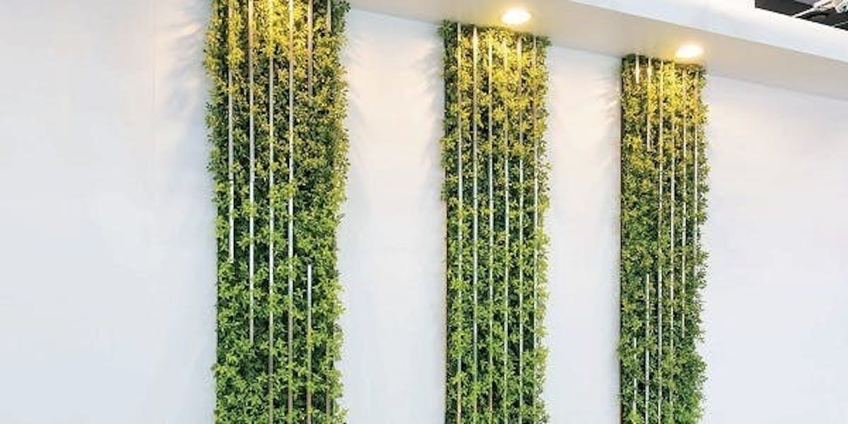 フェイクグリーンの壁面緑化。ラインとグリーンの組み合わせ