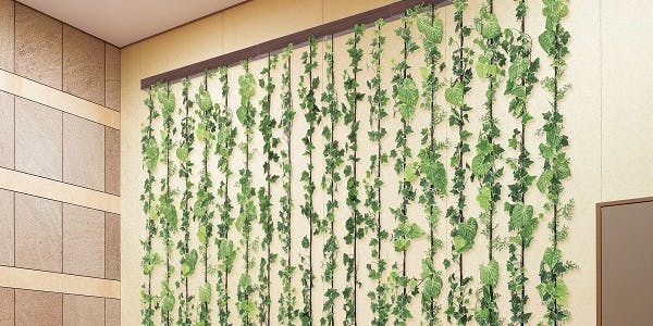 フェイクグリーンの壁面緑化。透かし感のあるグリーンカーテン