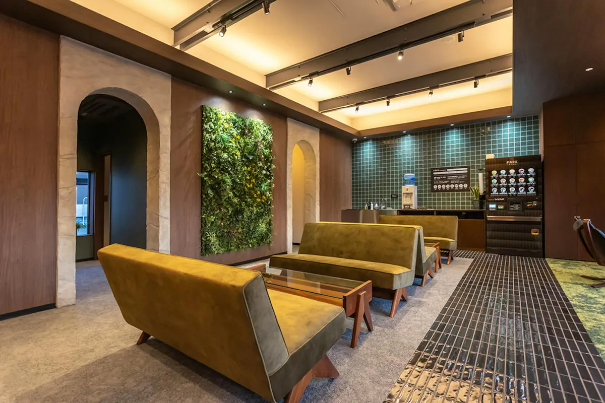 PARK LOUNGE様の壁面グリーン