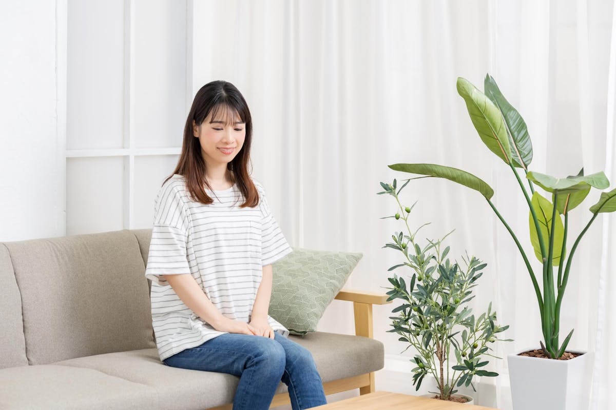 観葉植物とリラックスする女性